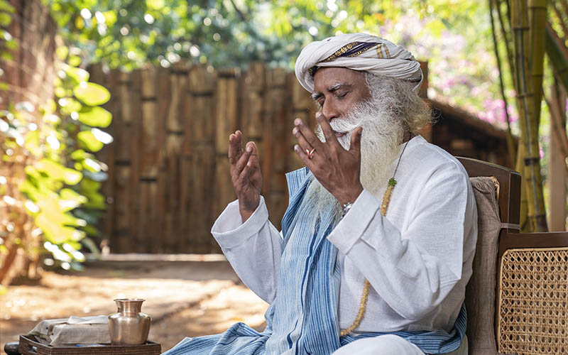 SadhguruJV's tweet image. Are you investing in making conclusions, or are you investing in your consciousness?
#SadhguruQuotes