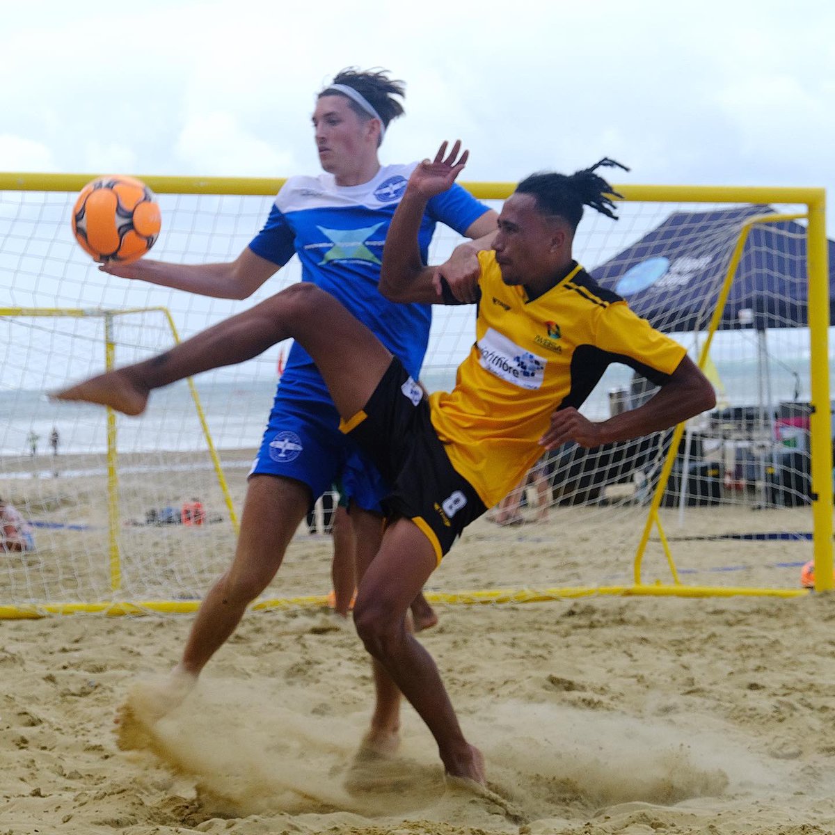 IOW_BeachSoccer's tweet photo. UK @dominos_uk 🍕 #BeachSoccer Super Cup MVP award 🏆sponsored by @elitesocceruk 🦅 ⚽️ went to @itsjazah #MVP #SuperCup #dominosuk #elitesocceruk🏆 @Wight_Wave @BeachSoccer_WW @EngBeachSoccer https://t.co/ScsIiqKzJ8
