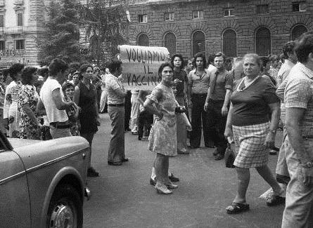 thatsaall's tweet photo. nel 1973 le persone scendevano in piazza a protestare e richiedere a gran voce il vaccino contro il colera, nel 2021 #iononmivaccino in tendenza su twitter, qualcosa è davvero andato storto, riprendetevi https://t.co/xentNExrve