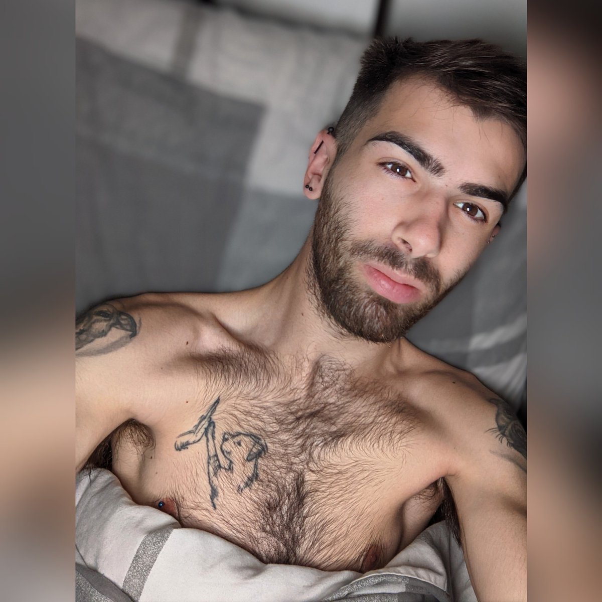 ScottieLewis97's tweet photo. No lay ins for me this morning, time to get up and ready for the day π
π#gay24 #gaywelsh #selfie #gaywales #timetogetup #nolayin #gayhairy #morning #tattoo #piercings #gaywelsh #happy https://t.co/sf2AZMrCrH