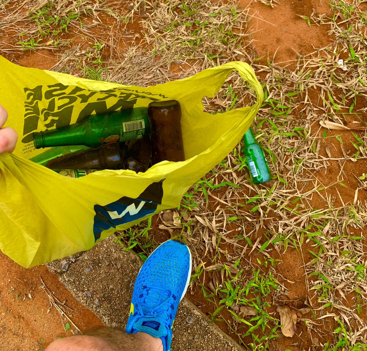 HugoReichenb's tweet photo. Thanks for your inspiration Amb @TobiasThyberg (@SwedeninUA), this week #plogged 49 glass bottles and sent them for โป๏ธ in #Maputo, #Mozambique ๐ฒ๐ฟ ! Not much, but a start and giving back to a city that welcomes its visitors so warmly ๐ Keep inspiring team #Sweden! Tack sรฅ mycket! https://t.co/bwnAFjCC9t