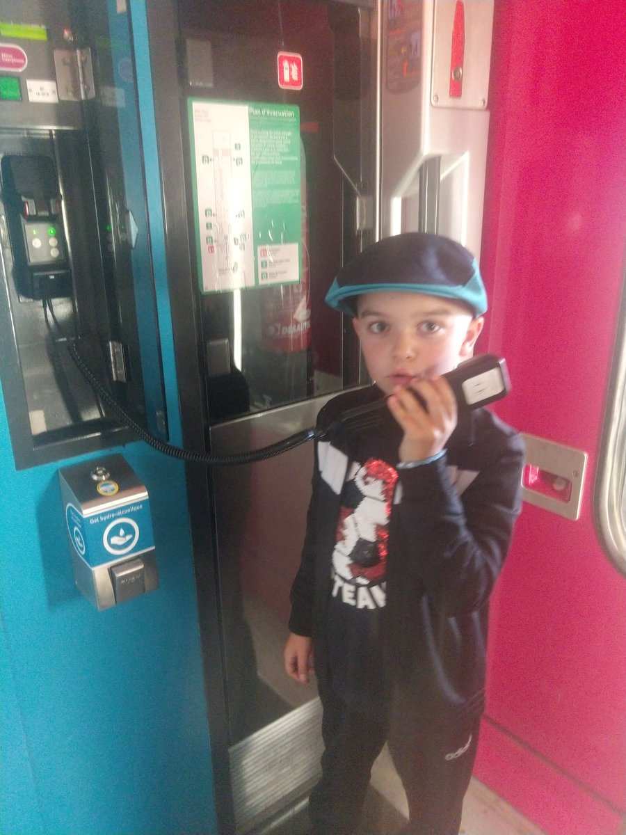 Stephan59190497's tweet photo. Bonjour et bienvenue aux voyageurs du #ouigo7669.
Bordeaux st jean notre terminus.
Après un départ matinal et 05h de train, un renfort de luxe avec Mathys pour n'oublier aucun bagage..... https://t.co/SFWoIYSU8X