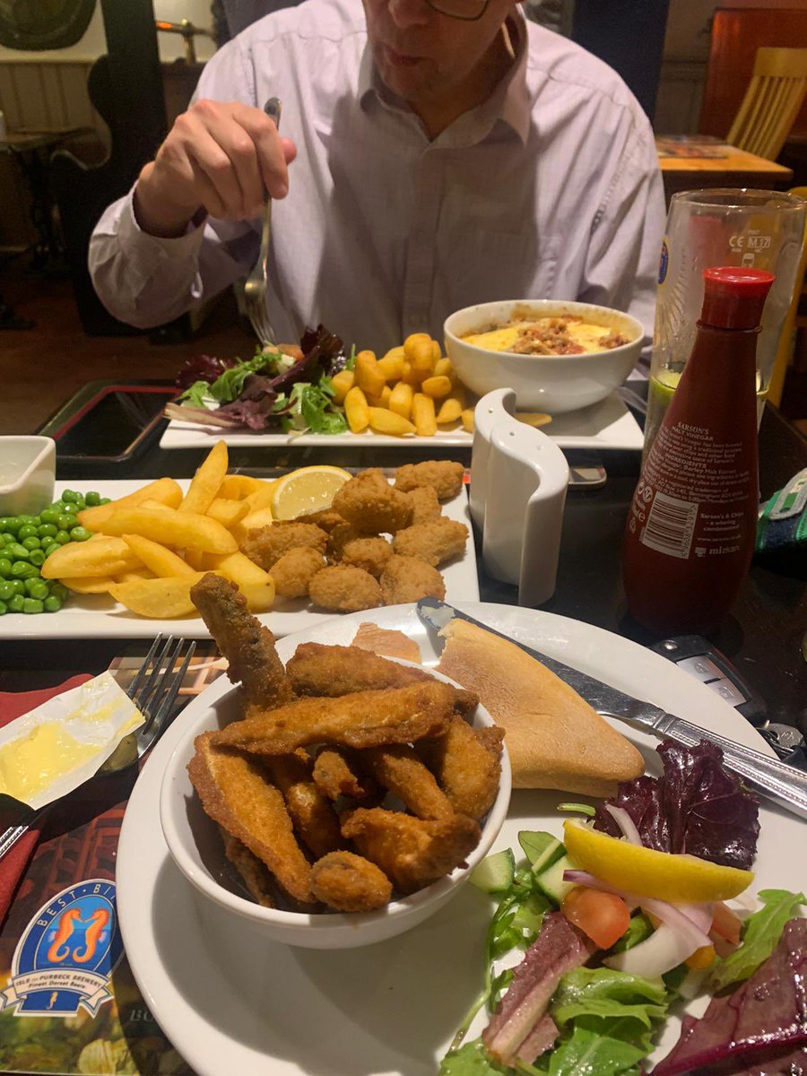 Fantastic walk this week - navigating the coastline at Lulworth Cove / Durdle Door - we had to get a food pic in again which was equally as good at the Seven Stars Moreton #durdledoor #lulworthcove #walking 🥾