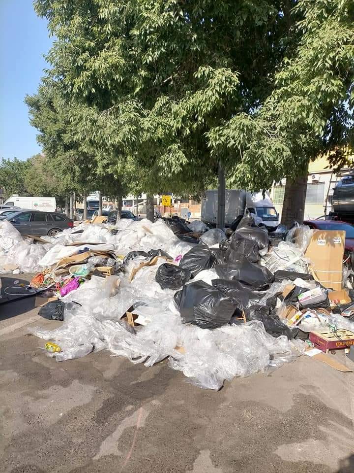 La Barcelona Colau "enamora"! La nostra Frau Colau, en només 6 anys, ha arruïnat i destrossat Barcelona de dalt a baix. Aquestes 2 imatges reflexen perfectament com està a dia d'avui la ciutat... #NOESPOT