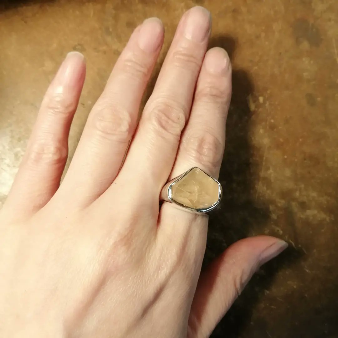 thwyjewel's tweet photo. 搬入準備に焦り感じながら、大物リングを仕上げました。
ガーネット原石のリングです。

#16号 #ガーネットリング #原石リング #スペサルティンガーネット #アフガニスタン #sv #エキュート東京 #イキスイ #thwyjewel #garnet #roughgarnet #ロトウ https://t.co/zgX6b8FRT1