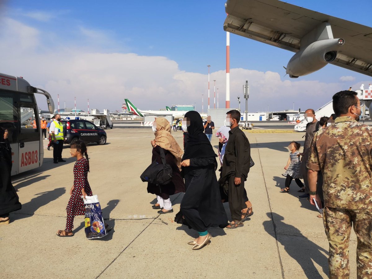 SM_Difesa's tweet image. Attività senza sosta per le #ForzeArmate🇮🇹 per realizzare il ponte aereo che con velivoli dell’#AeronauticaMilitare ha portato in Italia finora oltre 1600 afghani, gli ultimi 103 giunti nella serata di ieri a Fiumicino dall&apos;#Afghanistan
#COVI #Difesa
#UnaForzaperilPaese
#21agosto