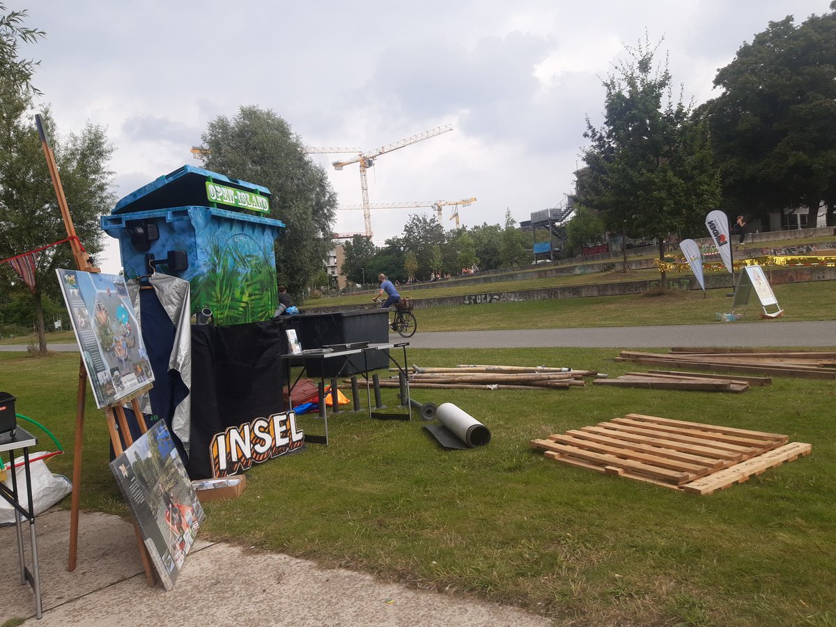 BettyOnIsland's tweet photo. Heute an der #Ihme in #Hannover ab 14 Uhr:
Das City Flow Festival von Kargah mit einer schwimmenden Bühne von #OpenIsland
Noch wird aufgebaut und später bauen wir dann ein gemeinsam ein Wasserkarusell🥳
Weitere Infos: https://t.co/W5PRPKMT6I https://t.co/oE3CachD8a