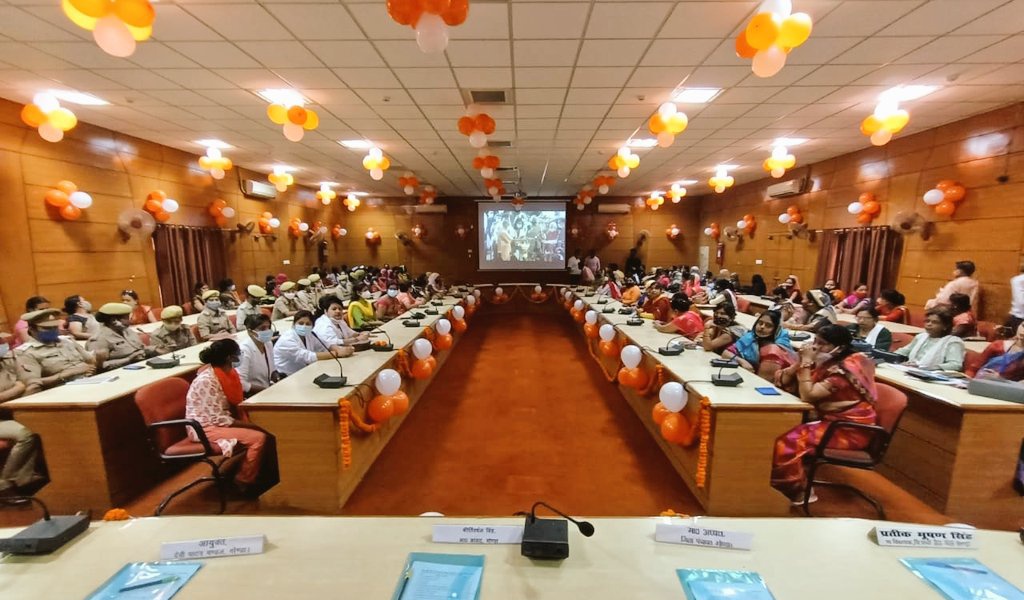 gondapolice's tweet photo. माननीय मुख्यमंत्री श्री #योगी_आदित्यनाथ जी द्वारा #मिशन_शक्ति फेज-03 के वर्चुअल शुभारम्भ कार्यक्रम के अवसर पर जिला पंचायत सभागार में आयोजित #महिला_सम्मान_समारोह में उपस्थित #आयुक्त_देवीपाटन #IGDevipatan #DMGonda व #SPGonda @IPS_SantoshM https://t.co/DmnnrwDy8B