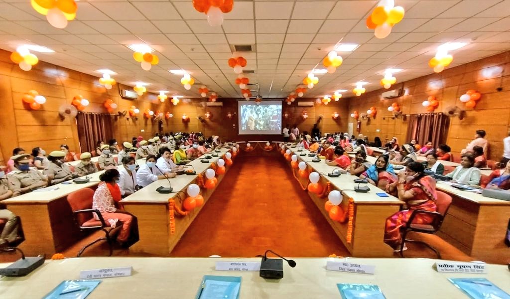 gondapolice's tweet photo. माननीय मुख्यमंत्री श्री #योगी_आदित्यनाथ जी द्वारा #मिशन_शक्ति फेज-03 के वर्चुअल शुभारम्भ कार्यक्रम के अवसर पर जिला पंचायत सभागार में आयोजित #महिला_सम्मान_समारोह में उपस्थित #आयुक्त_देवीपाटन #IGDevipatan #DMGonda व #SPGonda @IPS_SantoshM https://t.co/MU6CZ7KmTd