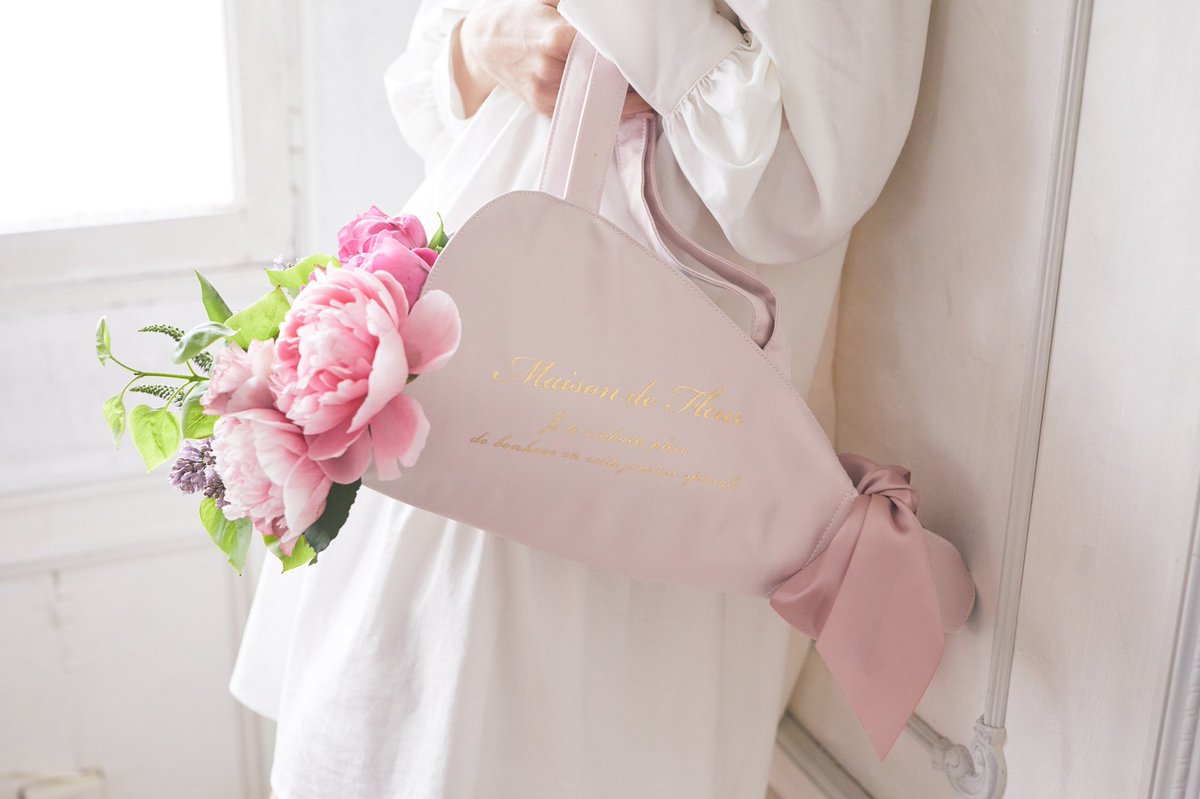 Maison De Fleur ブーケケースが初登場 大きめのサテンリボンが ワンポイントになったブーケケース 上品なサテン地に 箔プリントで施した ブランドロゴが華やかさをプラス アレンジしたお花や ドライフラワーなどを束ねることでおしゃれに持ち運びが