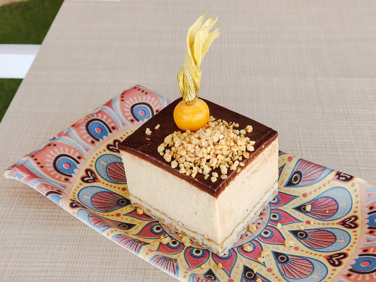 Nos gustan los postres Asako Mousse de huesitos, chocolate y avellanas.
Abrimos todos los días excepto lunes noche y martes todo el día.
#sushi #cocinafusion #terraza #delivery #takeaway #atundealmadraba #verano2021 #sushilovers #SushiAdictos  #sushidelivery #Asakofeelfood