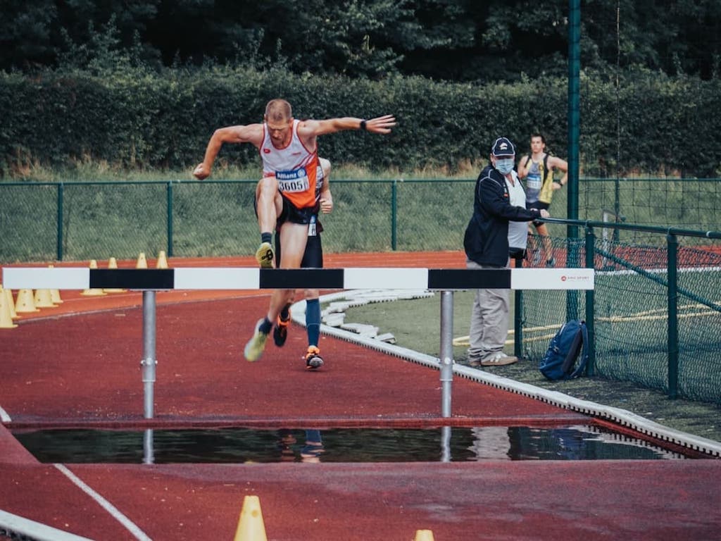 Deze week werd Seppe Odeyn in zijn allereerste 3.000 meter steeple op de piste meteen provinciaal kampioen, of tot wat een Jogclub Podcast aflevering met PJ Hannes kan leiden... Alleszins al tot deze geweldige Foto Van De Week.

3athlon.be/2021/08/21/amb…
