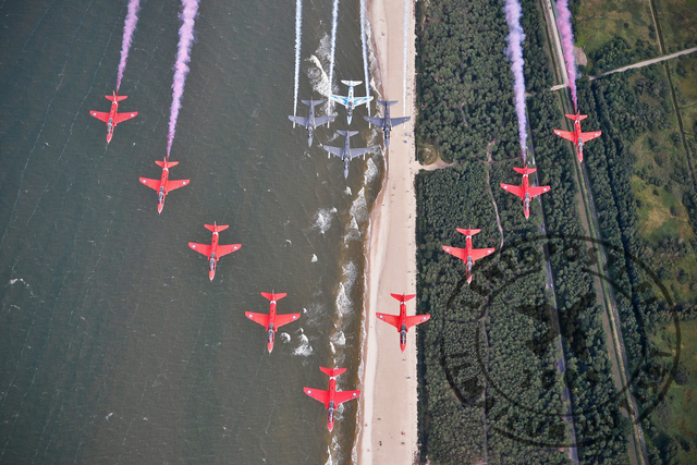 lentopostifi's tweet photo. Midnight Hawks lensi Puolassa yhdessä Red Arrowsin kanssa - Lotos Gdynia Aerobaltic Air Show 21.-22.8. https://t.co/iuDM5l0BIe #Ilmavoimat #lentonäytös #Puola #Gdynia #airshow #RAF #RedArrows #Ilmavoimat #MidnightHawks #turpo #avgeek #aviation #photography: #AviationPhotocrew https://t.co/pV68smdC2c