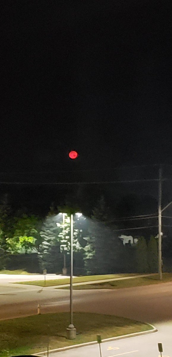 CBankmann's tweet photo. @weathernetwork hey, what's uh...what's happening with the moon this morning https://t.co/7mXGOqgFYU
