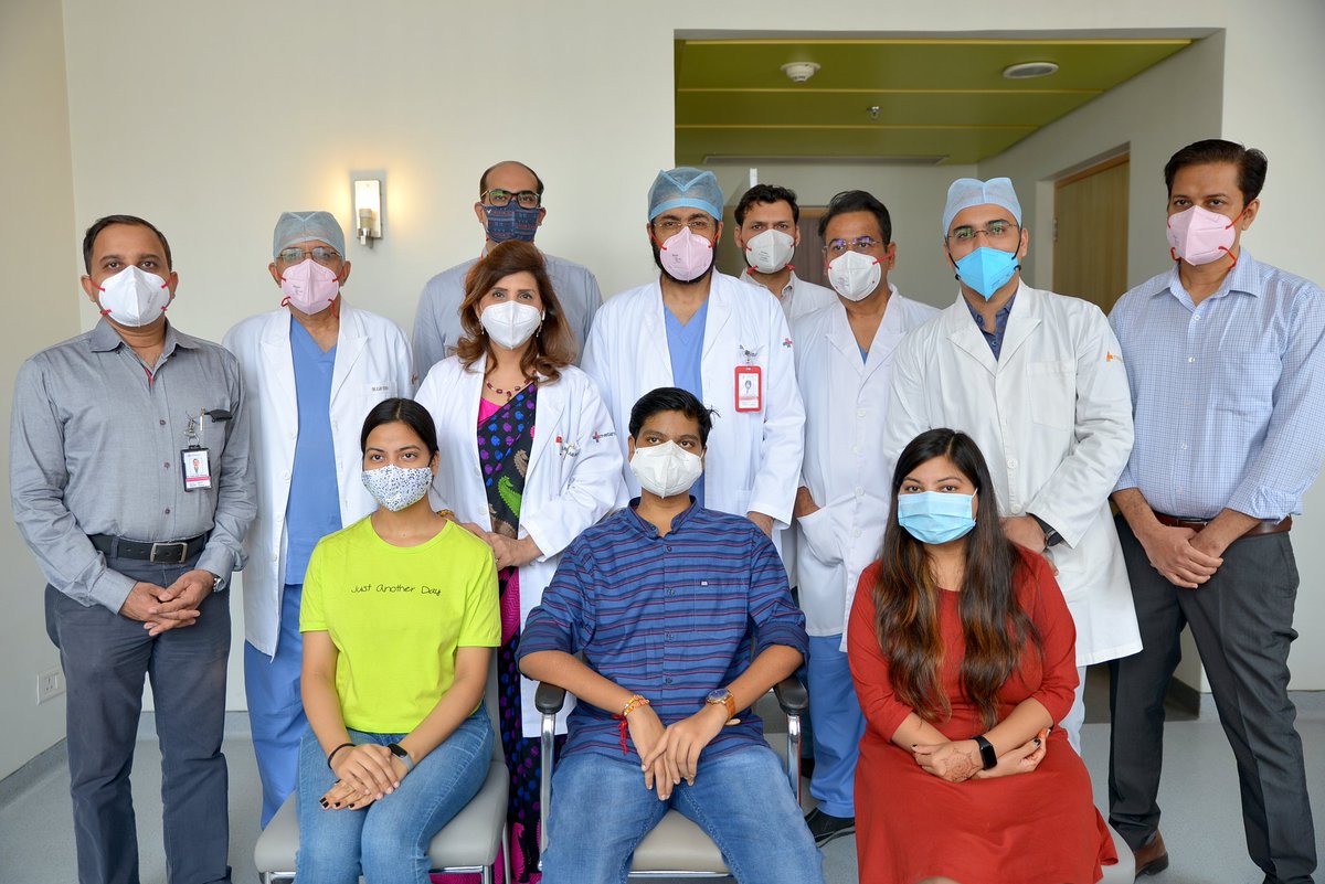SushmitaPanda's tweet photo. Here's a glimpse of the patient and donors along with the team of surgeons. #livertransplant #MedTwitter #RakshaBandhan2021 https://t.co/nPgZ1nryaL