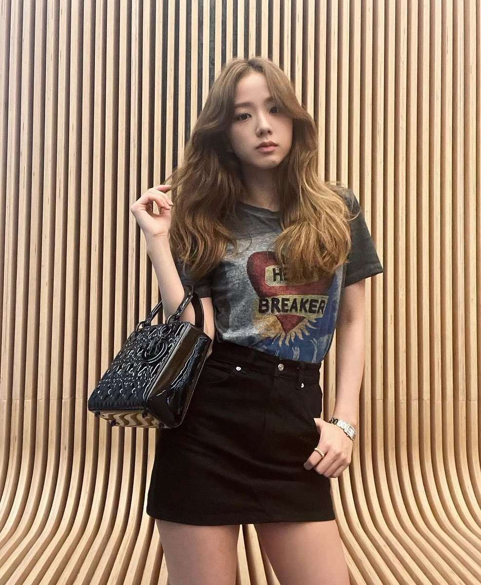 jisoosjpg's tweet photo. The heart breaker https://t.co/yPYyRGKjr3