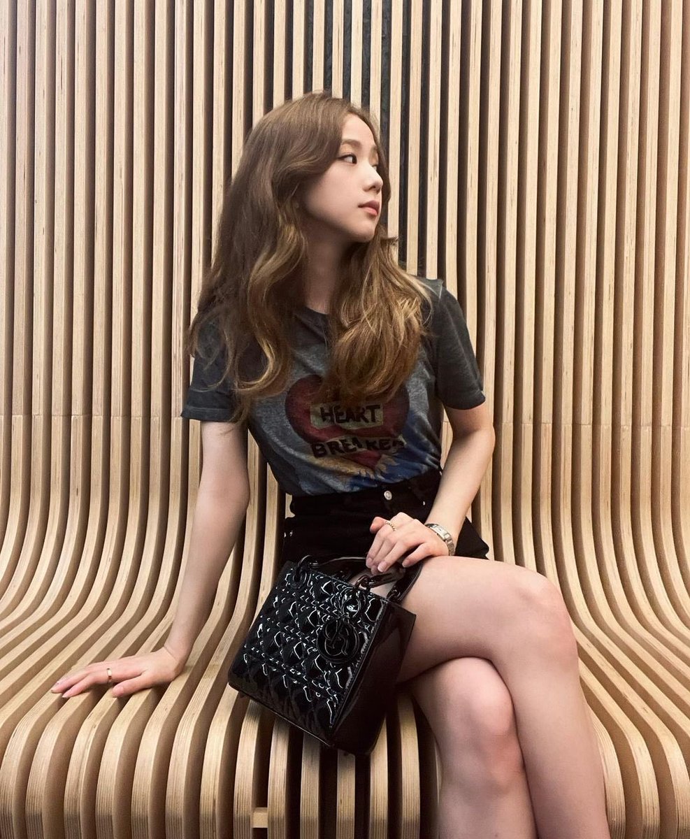 jisoosjpg's tweet photo. The heart breaker https://t.co/yPYyRGKjr3