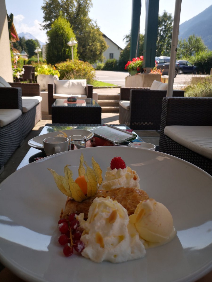 ZinvolReizen's tweet photo. We vroegen om kaffee mit kuchen... Hadden ze eigenlijk niet maar ze konden wat regelen 🙃
Zoo lekker! Prelunch 😊
#kaffee #kuchen #flattach https://t.co/xpnC51uE9L