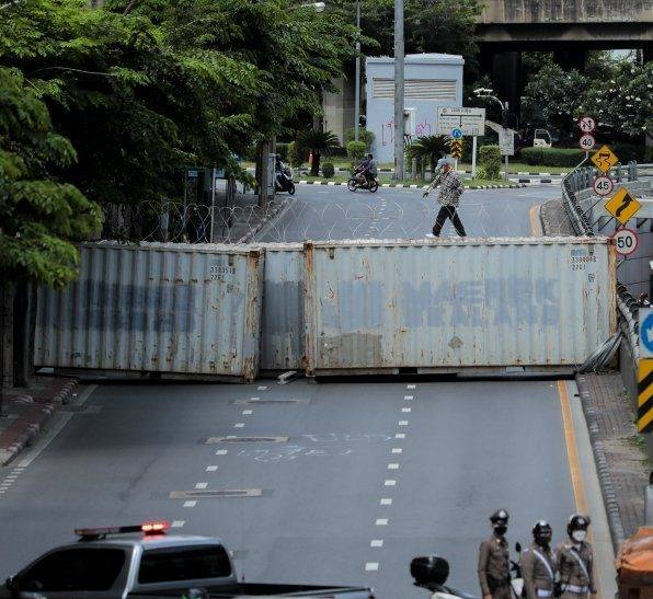 ตำรวจยอมยกตู้คอนเทนเนอร์ออกจากแยกดินแดง โดนประชาชนด่าจนต้องถอย ระบุไม่ให้เจ้าหน้าที่เข้าพื้นที่แฟลตหรือชุมชนอีก
#ม็อบ21สิงหา