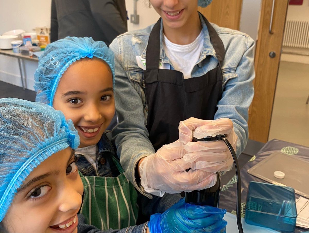mindsunitedfc's tweet photo. @mindsunitedfc are now working with the youth this summer @ChelseaTheatre partnered up with @flashpointfc Football , Arts and cooking Monday , Wednesday and Friday #youth #football #therate #chelsea https://t.co/y0ttXTE9Im