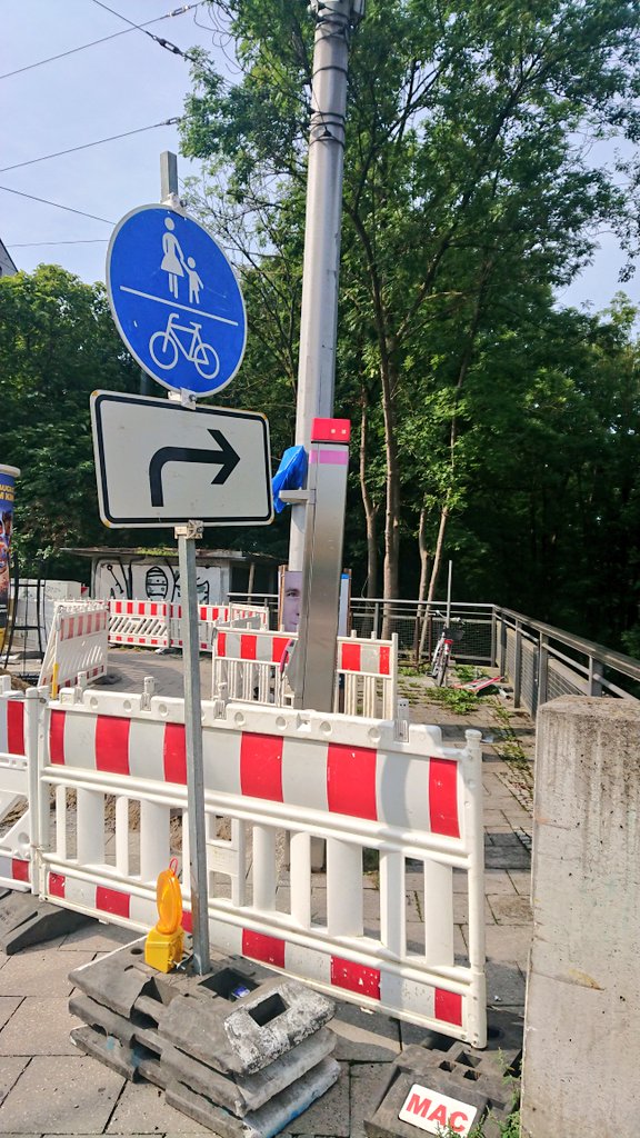 Vegan_Blog's tweet image. Ist das eine Kunstinstallation @stadtaugsburg? Mich jedenfalls hat das zum Nachdenken gebracht: Wie nutzen Menschen mit Einschränkungen, Rollstuhl oder Kinderwagen diesen "Weg"? Sollen Radelnde ihr Fahrrad über die Sperre heben? 🤔
!B
#fahrradstadt