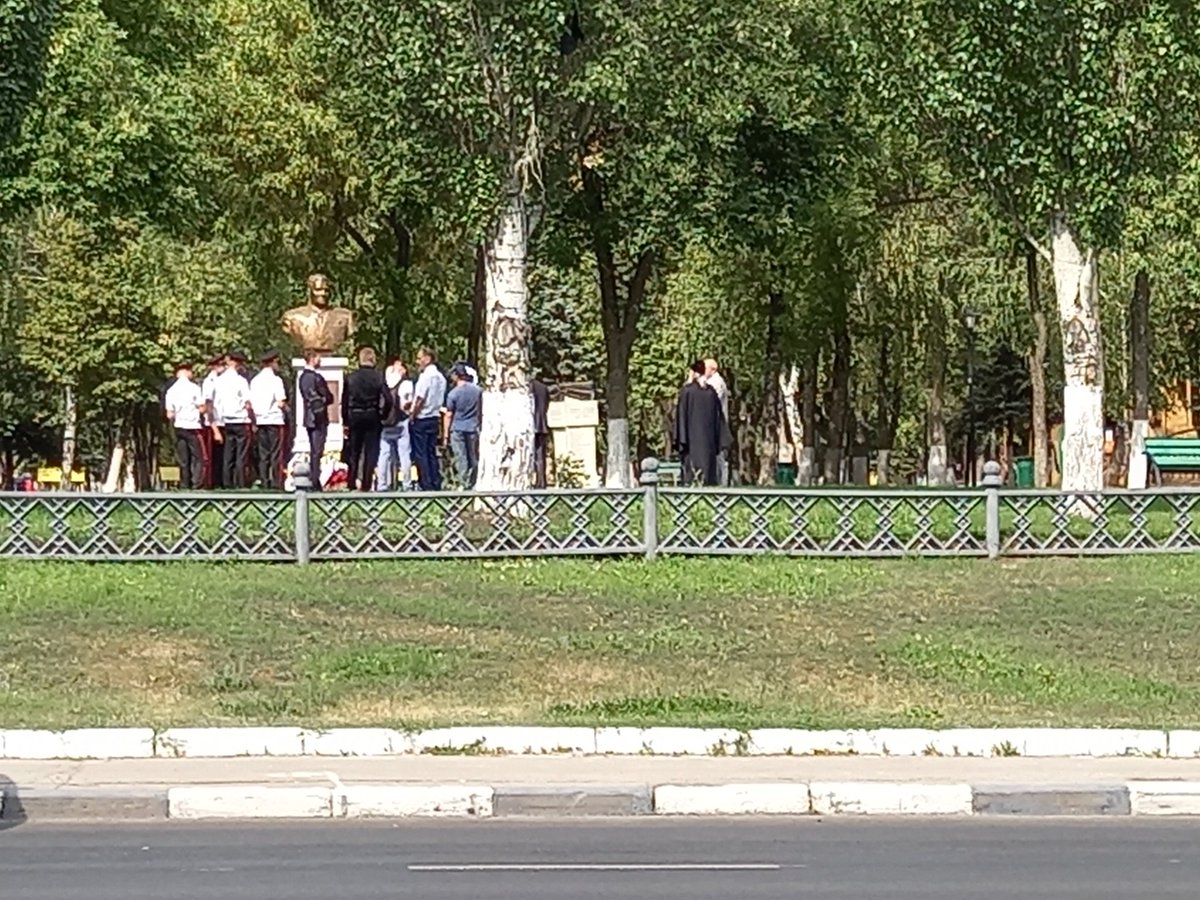 У парка Победы замечен чиновничий кортеж. Возле памятнику Моргелова в оцеплении телохранителей и окружении каких-то курсантов репортёрам на камеру распинается какой-то седой и щуплый дед. Рядом стоит поп - куда же тепеть без них.