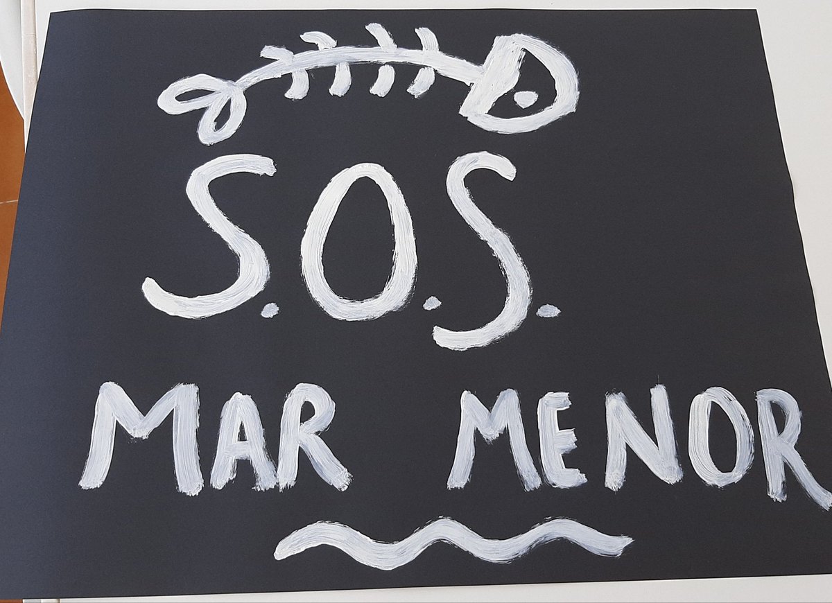 Vuelta ciclista a España. 
¿Quién ha dado la orden de borrar  la voz de los vecinos de La Manga denunciando los problemas del Mar Menor?
Una pintada en la carretera que recoge el sentimiento de los murcianos: SOS MAR MENOR. Indignante. 
#SOSMarMenor
