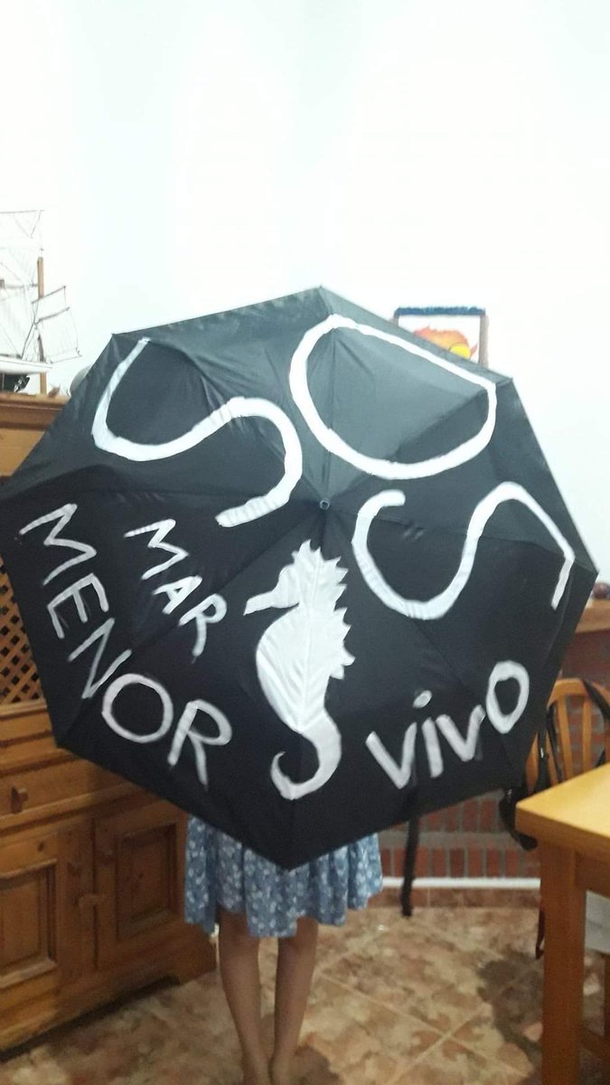 Buena idea para las imágenes aéreas de la vuelta ciclista, vamos, si no les da por quitarle los paraguas/sombrilas a la gente...a tiempo estamos de llenar las playas con sombrillas con #SOSMarMenor escrito en lo alto y que se vea bien