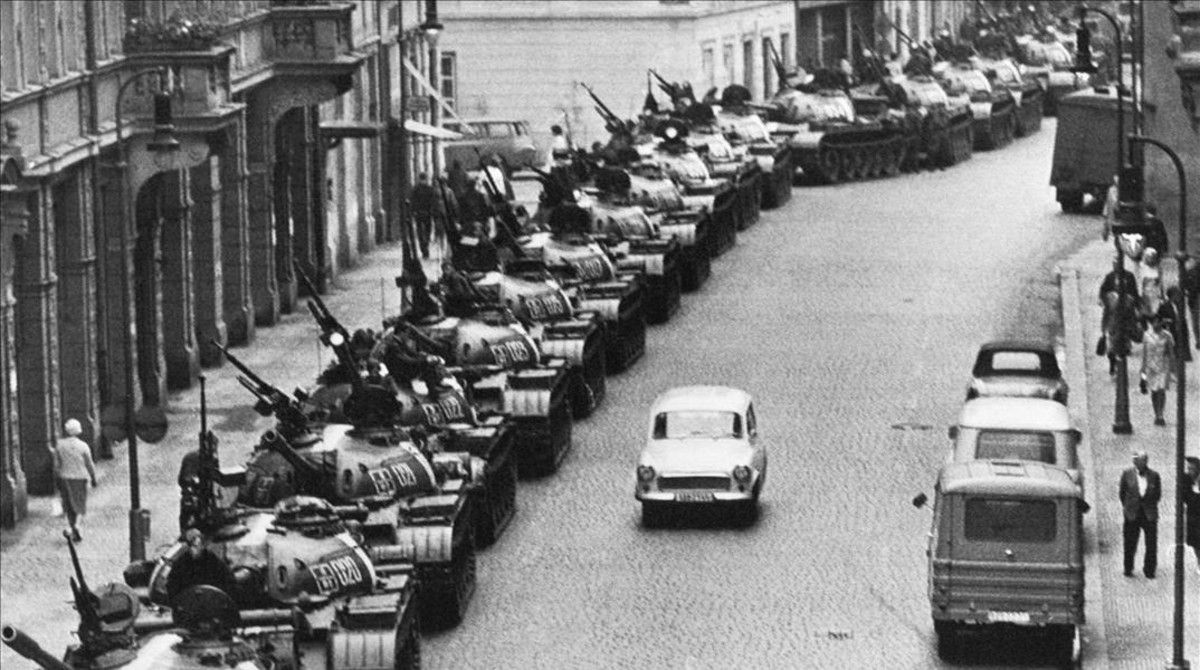 GirbauValenti's tweet photo. #Taldiacomavui, el 21 d'agost de 1968,tropes del #PactedeVarsòvia envaïen Txecoslovàquia per abortar la #PrimaveradePraga, breu procés reformista de liberalització política i descentralització econòmica encetat el gener sota la direcció d'Alexander #Dubček, secretari del PC. https://t.co/scZHGzaXn3