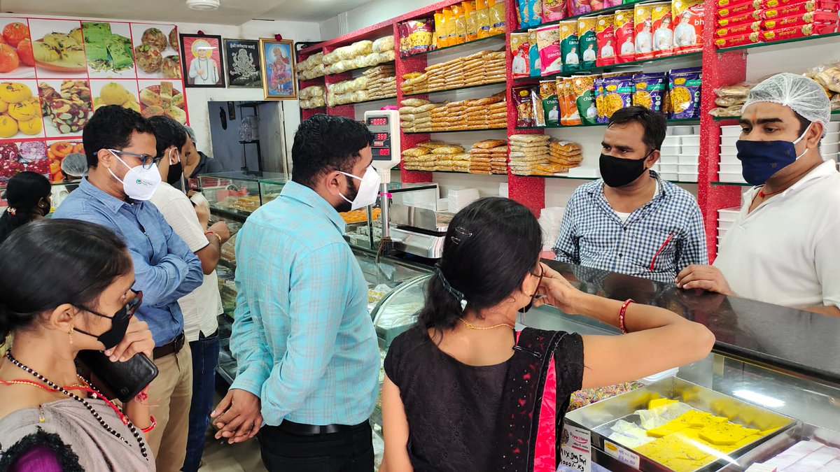nirav21859235's tweet photo. તેહવારો ને ધ્યાને લઈ મીઠાઈ ની દુકાનો માં ફૂડ સેફ્ટી ઓફિસર સાથે  આકસ્મિક તપાસણી કરવામાં આવી અને  સ્વચ્છતા રાખવા માટે સૂચનો કર્યા.@collectorvalsad https://t.co/T7LF5wPxNe