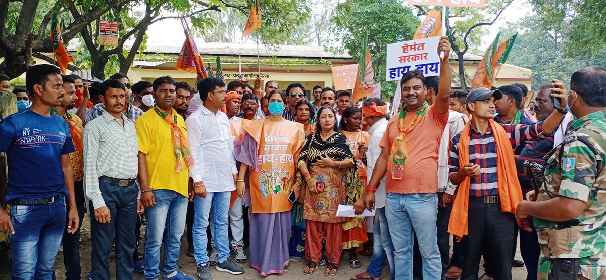 aparnabjp's tweet photo. निरसा प्रखंड कार्यालय में हेमंत सोरेन के जनविरोधी सरकार के द्वारा की गई वादाखिलाफी एवं झारखंड में व्याप्त भ्रष्टाचार के खिलाफ मानव श्रृंखला बनाकर विरोध प्रदर्शन की,,एवं निरसा प्रखंड विकास पदाधिकारी के अनुपस्थिति में सहायक लिपिक मोहम्मद अकरम को ज्ञापन सौंपा गया,
#bjpjharkhand https://t.co/xCPSkUemW9