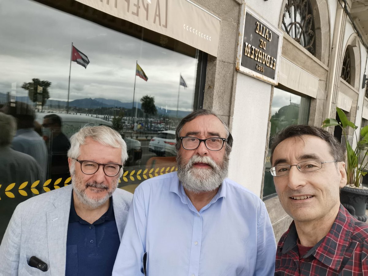 APanxon's tweet image. Nuestro vicepresidente @gp_hermida con dos pesos pesados del periodismo: @PedroCuartango y #alfonsoarmada @abc_es @abc_cultura Primer paso para cobertura de la #repatriacion #mosaicoromano #voltaacasa #patrimoniogalego #nyvalmiñor Muchas gracias !