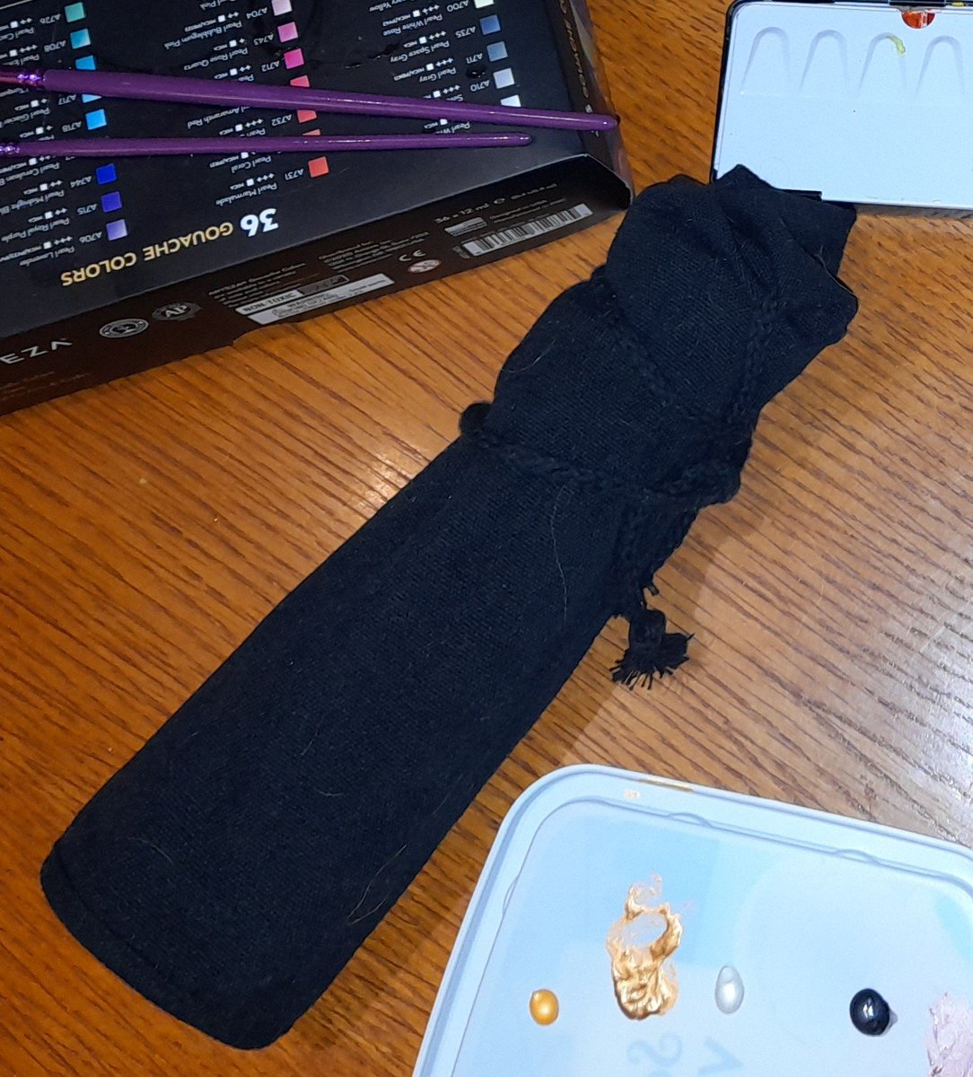 gfarchaeologist's tweet photo. #Lost on @LNER train to Leeds (arrived at Leeds 14:48 on 20/08/21) an artist paint brush roll case. Logged with lost luggage but maybe someone has found it? :) https://t.co/KNkyOnav5N
