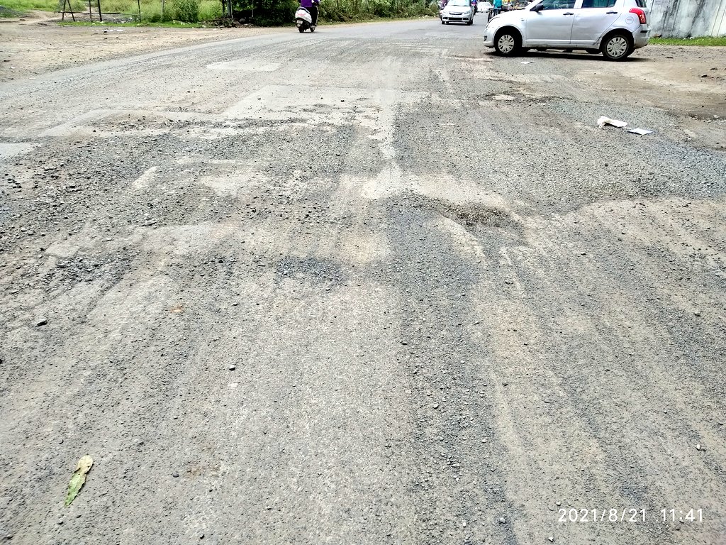 Few days after we raised the potholes on Zingabai Takli road, @ngpnmc repaired them. See the quality of works. The loose gravel used to fill them up. This has made travelling a hassle for many & may also increase the risk of accidents. #ShoddyWork #potholesfreenagpur #dream