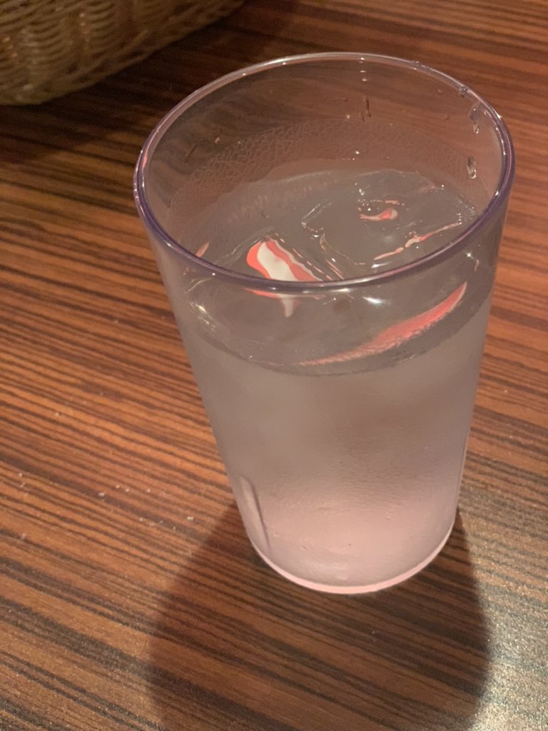 すいれん うっひょ 着席時 コップに水垢が付いていたのを見て 大きな声を出したら 店主さんからの誠意でブタメンをサービスして貰えました 俺の動画次第でこの店潰すことだって出来るんだぞってことで いただきま す T Co Dkhnvjate4