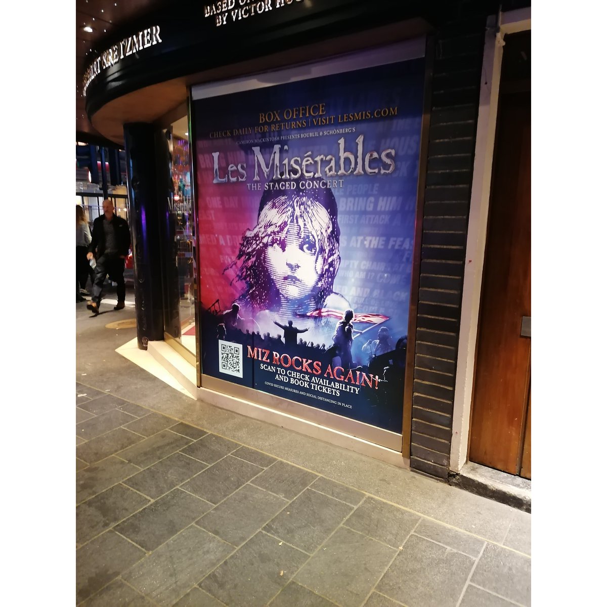 LaurenNoding's tweet photo. I had such an amazing birthday. We went to Van Gough Alive and to see Les Miserables 😍 best things I've seen in a long time!

#vangoughalive https://t.co/ptT9okg8nI