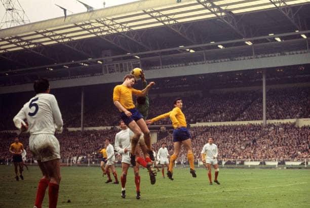 OldFootball11's tweet photo. 20th May 1968: #FACupFinal
#WestBrom beat #EvertonFC 1-0 (extra time).
#JoeRoyle jumps with #WBA goalkeeper #JohnOsbourne. https://t.co/82eupNgV2d
