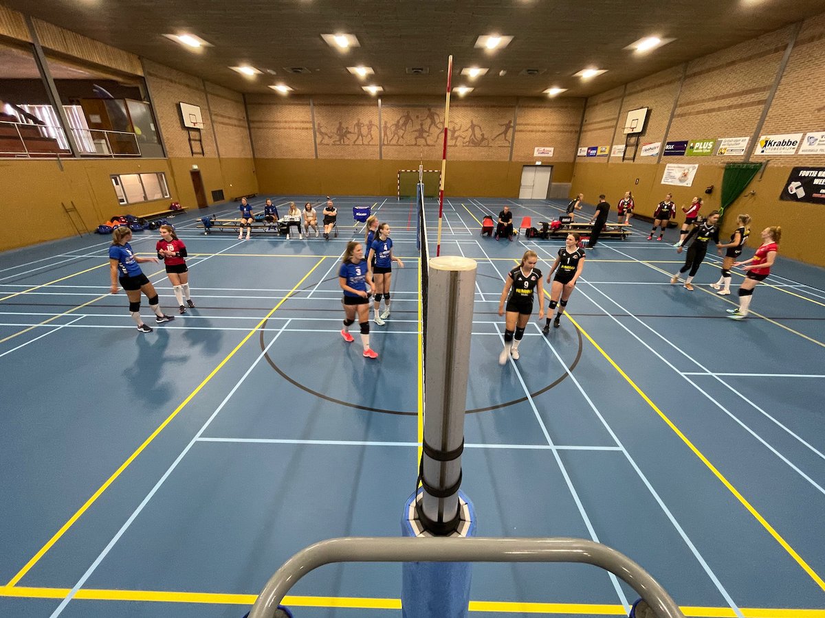 Eindelijk! We zijn weer begonnen! Vanochtend eerste oefenduel van D1 tegen <a href="/wvcvolley/">WVC Volley</a>, nu na de lunch het tweede treffen in 't Trefpunt. Hier twee foto's van het eerste duel, 2-1 voor <a href="/Wevo70/">Wevo'70</a>