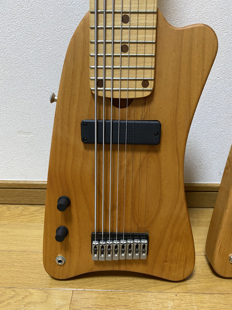 albomarginata's tweet photo. 90年代の終りにMark Warrさんに頼んで作ってもらったADG-10とADG-8。Austin Douglas GuitarはWarr Guitarの廉価版セカンドブランドみたいな感じか?Stickよりも出回っている数は少ないはず。
#誰も持ってなさそうな機材を晒す
#myguitar
#mybass https://t.co/Tebco7wxup