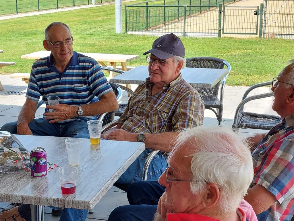 Afscheid Sjaak Geurts. Na meer dan 25 jaar meegewerkt te hebben in de maandagochtend ploeg heeft Sjaak Geurts vanwege zijn leeftijd afscheid genomen. Een uitzonderlijke prestatie, want iedere maandagochtend met uitzondering van de vakantie periodes was Sjaak present.