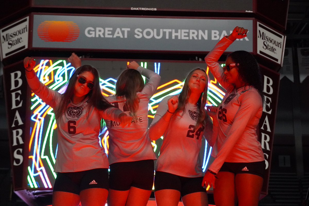 MoStateVB's tweet photo. 𝔾𝔸𝕄𝔼𝔻𝔸𝕐 𝙈𝙊𝙊𝘿

🗓 TODAY! 
⏰ 2pm
📍 Fayetteville, AR 
🆚 @razorbackvb https://t.co/nARa8gGNaj