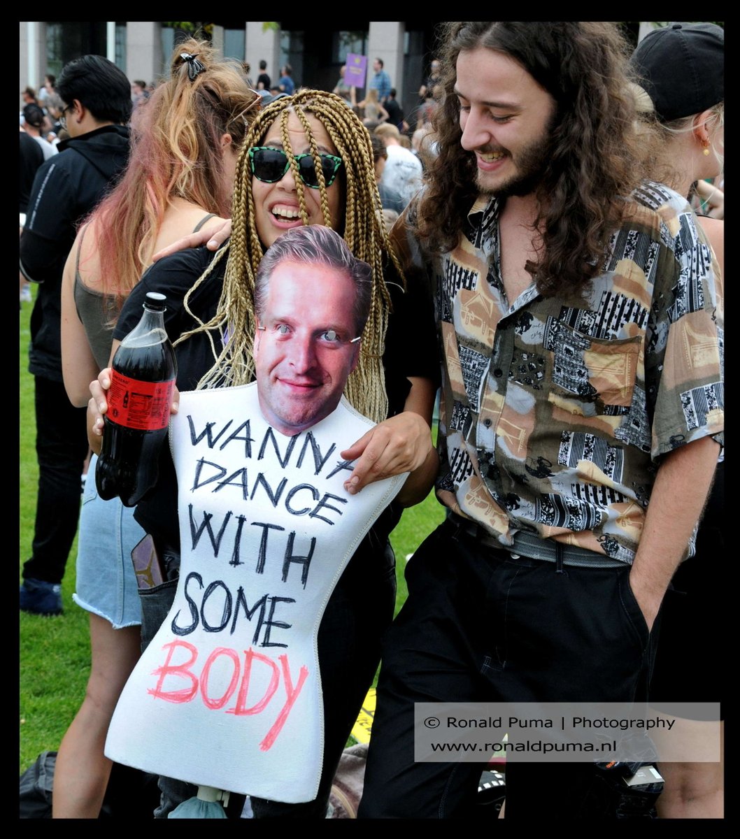 RonaldPumaPhoto's tweet photo. 21.08.2021 #UnmuteUs #Nijmegen #Netherlands. Een #demonstratie/#protestmars tegen #regeringsbeleid #evenementenbranche. Na enkele #toespraken op de #Waalkade liep een lange stoet met protestleuzen op borden door de stad naar #Vasim terrein (met #muziek). #corona #COVID #politiek. https://t.co/2sEvfGxXSM
