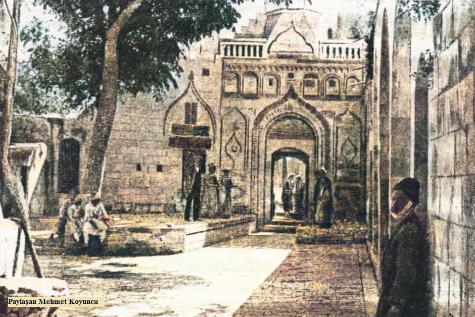 1900 lı yıllar Mevlidi Halil Camii avlusu. Fotoğrafa dikkatlice bakarken avluda yabancı kişileri fark ettim. Mevlidi Halil Camii bir yönüyle Hz. İbrahim'den dolayı diğer dinden inananlar içinde kutsal. Ancak diğer yönüyle durdukları yerde Hristiyanlık dönemi  bir yapı bulunuyor.