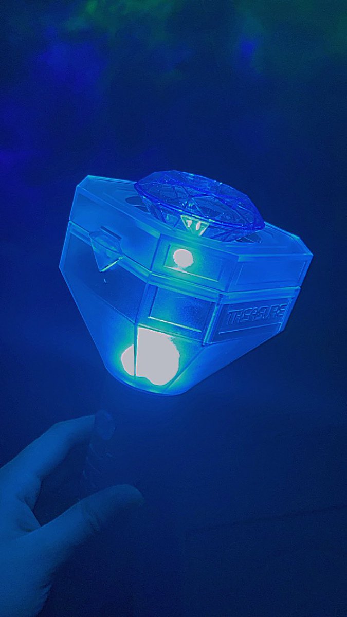0602O6's tweet photo. thank u to the best pinsan everr @yahoosunwoo_ kaya pala tinatanong nya kung bumili daw ba ako ng Treasure lightstick HAGSHAGS the best birthday gift so farrr <33 Thank u din to @jishahicart for packing it safely :>
It looks so ethereal~
#Sha_Feedbacks https://t.co/hER5Sw9kBv