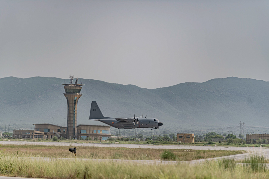 Ondanks de vele uitdagingen met vluchten naar en vanuit Kaboel keren vandaag, 21 augustus, 34 mensen terug naar België beldefnews.mil.be/geevacueerden-…