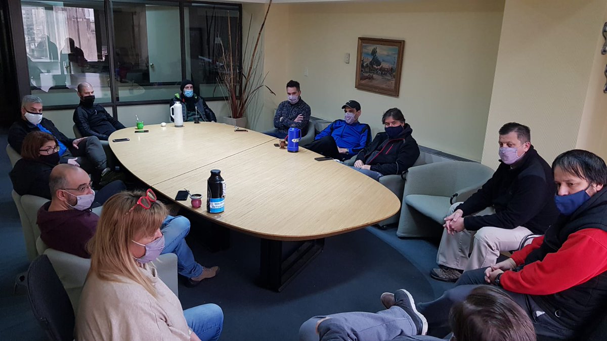 La CD del Sindicato de Prensa de Bahía Blanca se reunió en el edificio del grupo La Nueva. (<a href="/lanuevaweb/">Diario La Nueva.</a>) y decidió rechazar la nueva oferta de aumento salarial del multimedios, ya que apenas consiste en una suba de 3 mil pesos hasta febrero de 2022. Seguimos en #EstadoDeAlerta