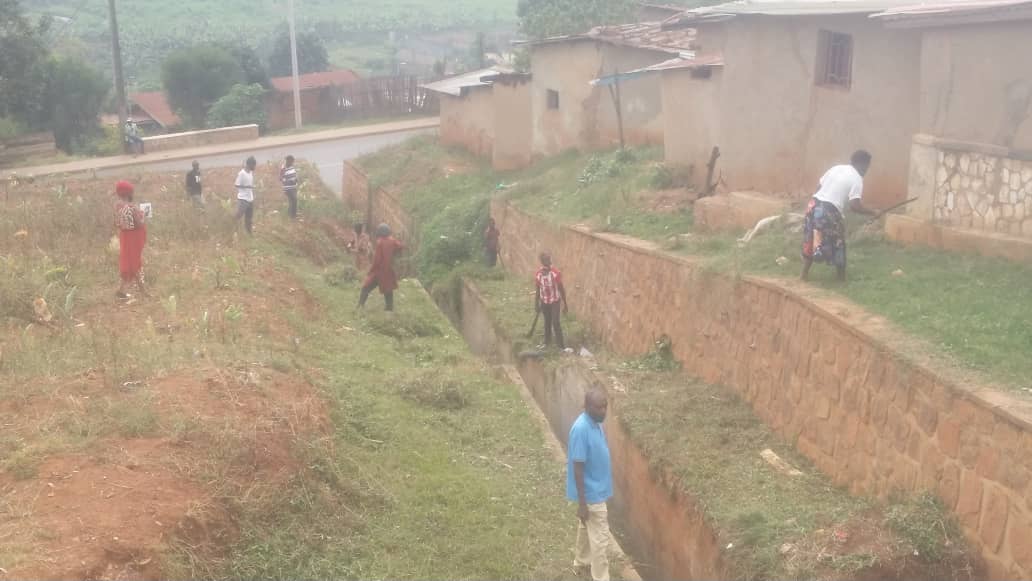 merardmp's tweet photo. Sukura #Umujyi rimbisha #Kigali. 
Muri gahunda yo kwirinda ibiza byaterwa n'imvura nyinshi izagwa imbere aha, Abatuye Kigali dukomeje gusukura inzira zitwara amazi y'imvura. https://t.co/pqEMpsPK9g