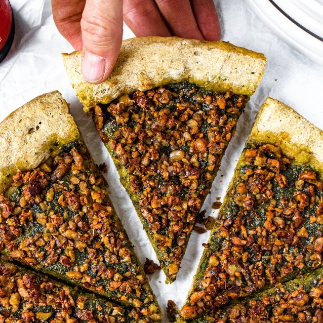 plantpowercoupl's tweet photo. 🌿🍕NEW: #Vegan #PestoPizza with Walnut Sausage is LIVE on the blog! This #VeganPizza + homemade #WholeWheat beer-based crust can be made in under 4️⃣0️⃣ minutes: https://t.co/x6g2H7NM3L  #walnutmeat #plantpowercouple #vegansausage #veganpesto https://t.co/XcvDwt61WZ
