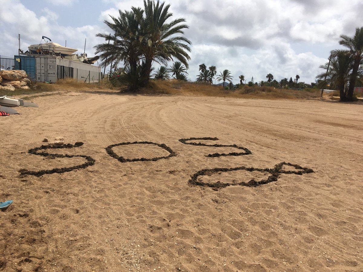 labocanact's tweet photo. hacer visible el estado del mar menor y que alguien de una solución. Con las algas de la orilla #SOSMarMenor https://t.co/TOtlJ5z441
