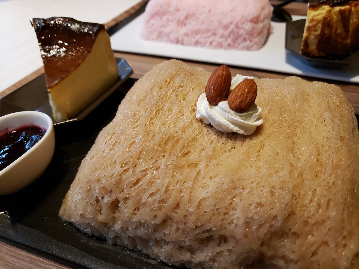 karuladarts's tweet photo. せっかく行ったので載せときます。
韓国スイーツで糸ピンスと言うのだそうです。
ナイフとフォークで食べるかき氷。
チーズケーキも絶品。
凄く丁寧なオーナーさんが接客してくれます。凄くキレイなお店です。
#BarSpoon
#姫路
#おみぞ筋 https://t.co/gN87pSEa55